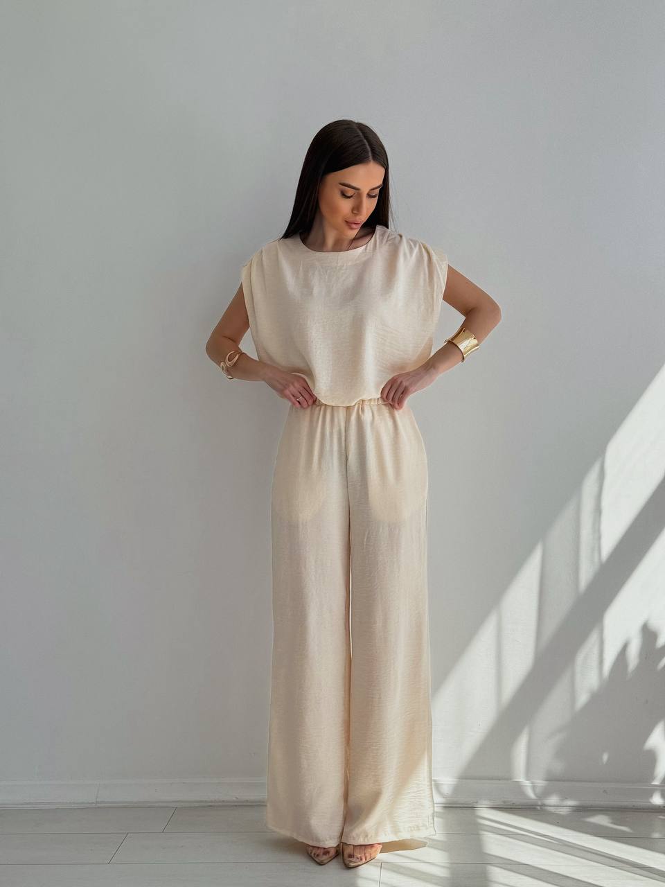 Жіночий повсякденний костюм бежевого кольору 32965