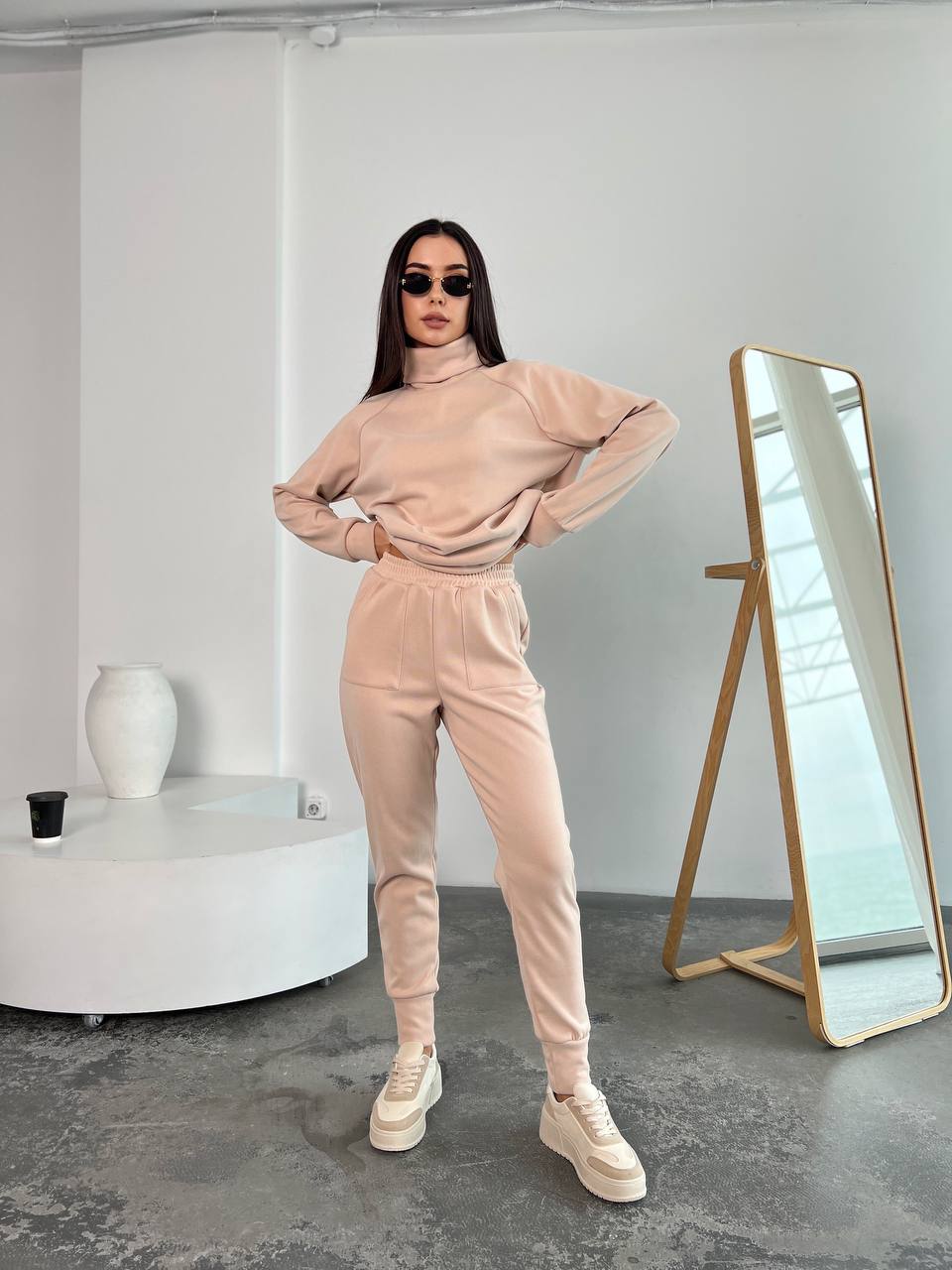 Жіночий повсякденний костюм молочного кольору 26125