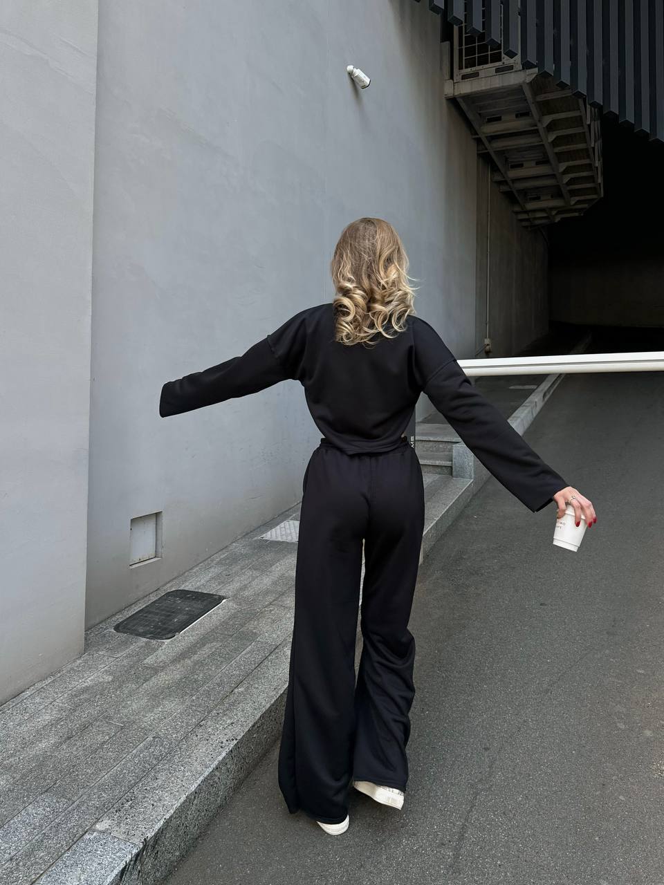 Женский прогулочны костюм свободного кроя черного цвета 29356