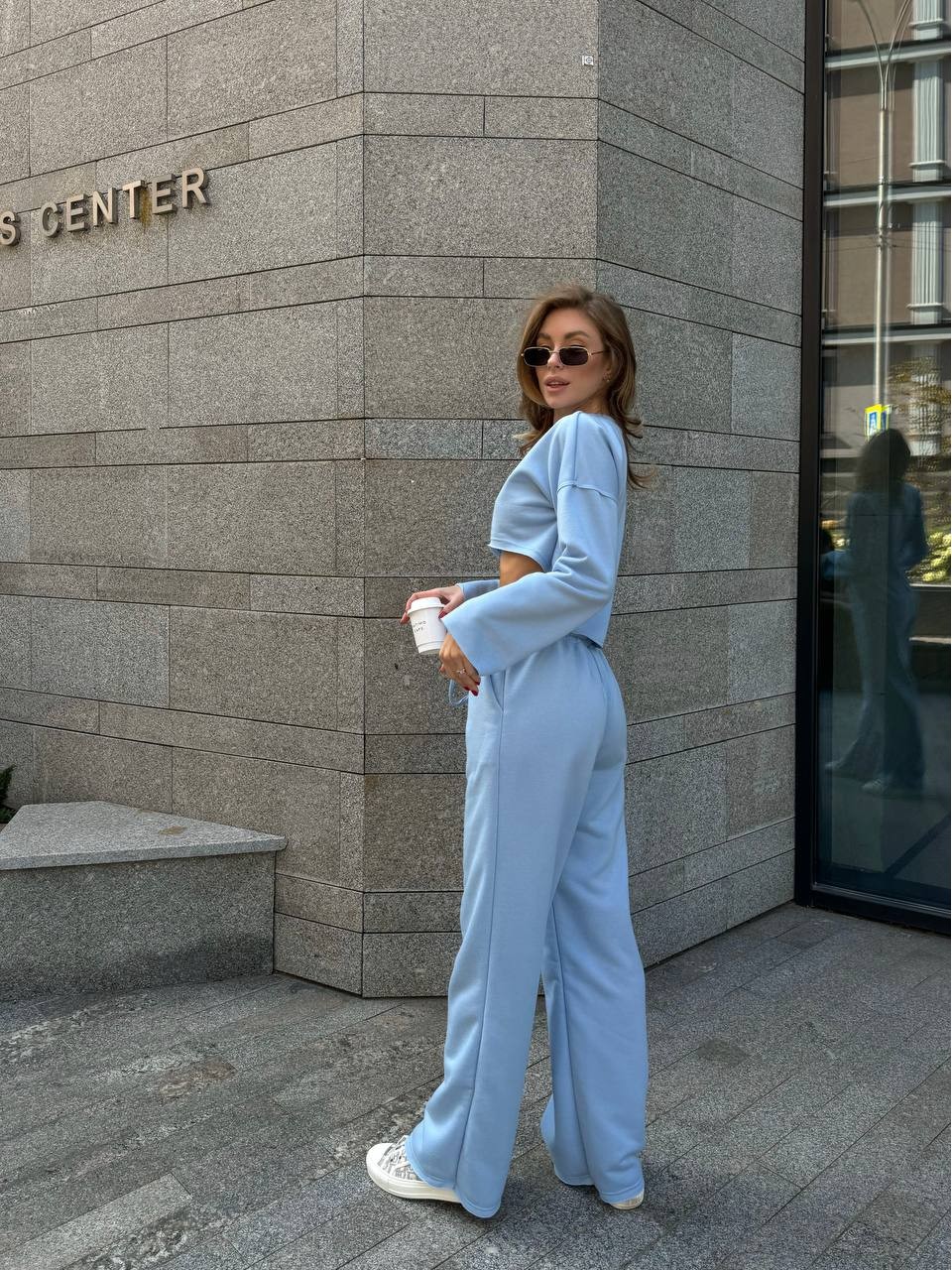 Женский прогулочны костюм свободного кроя голубого цвета 29354