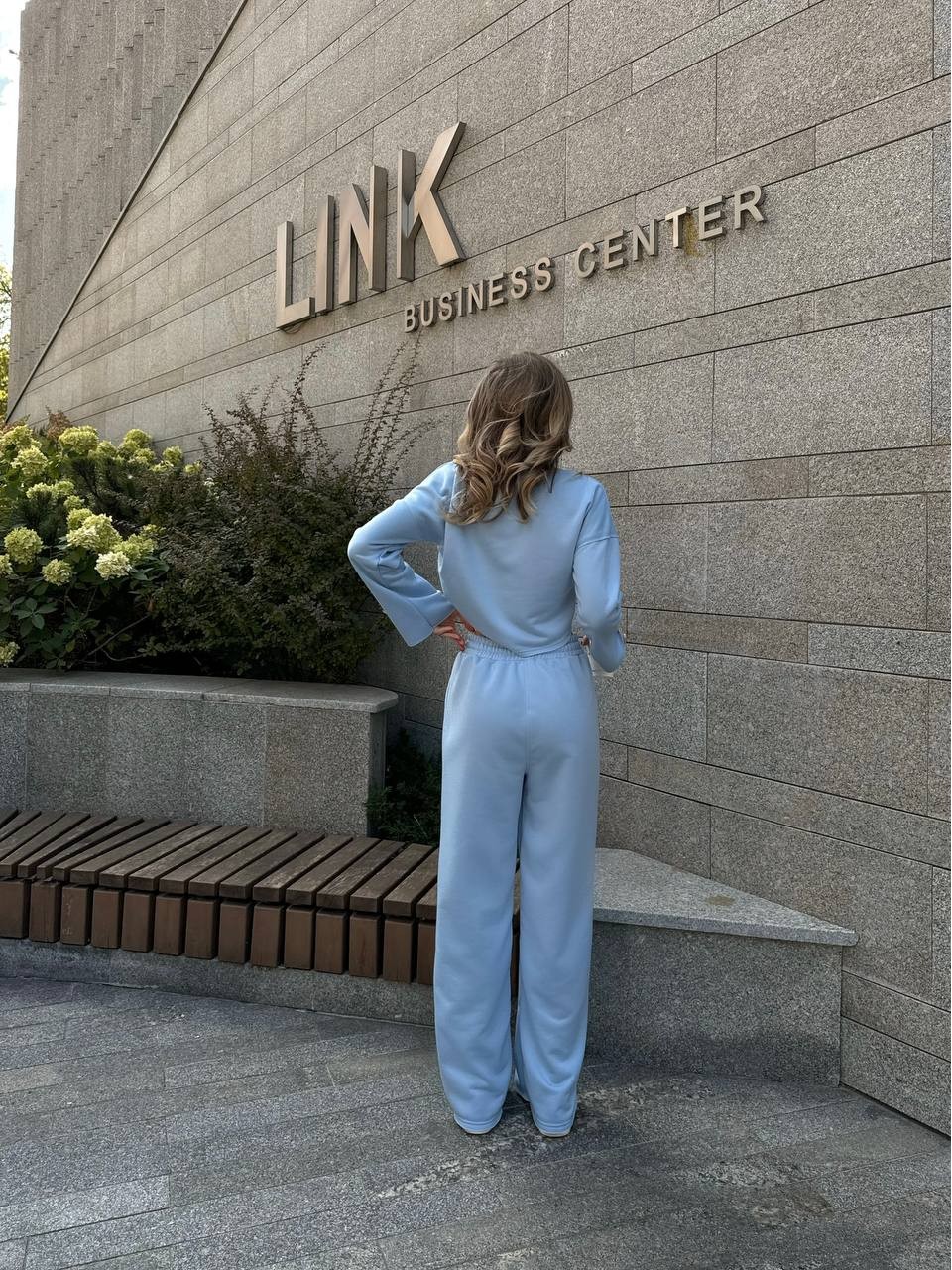 Женский прогулочны костюм свободного кроя голубого цвета 29354