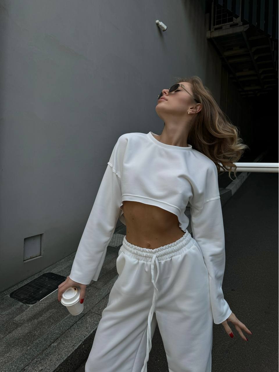 Жіночий прогулянковий костюм вільного крою молочного кольору 29355