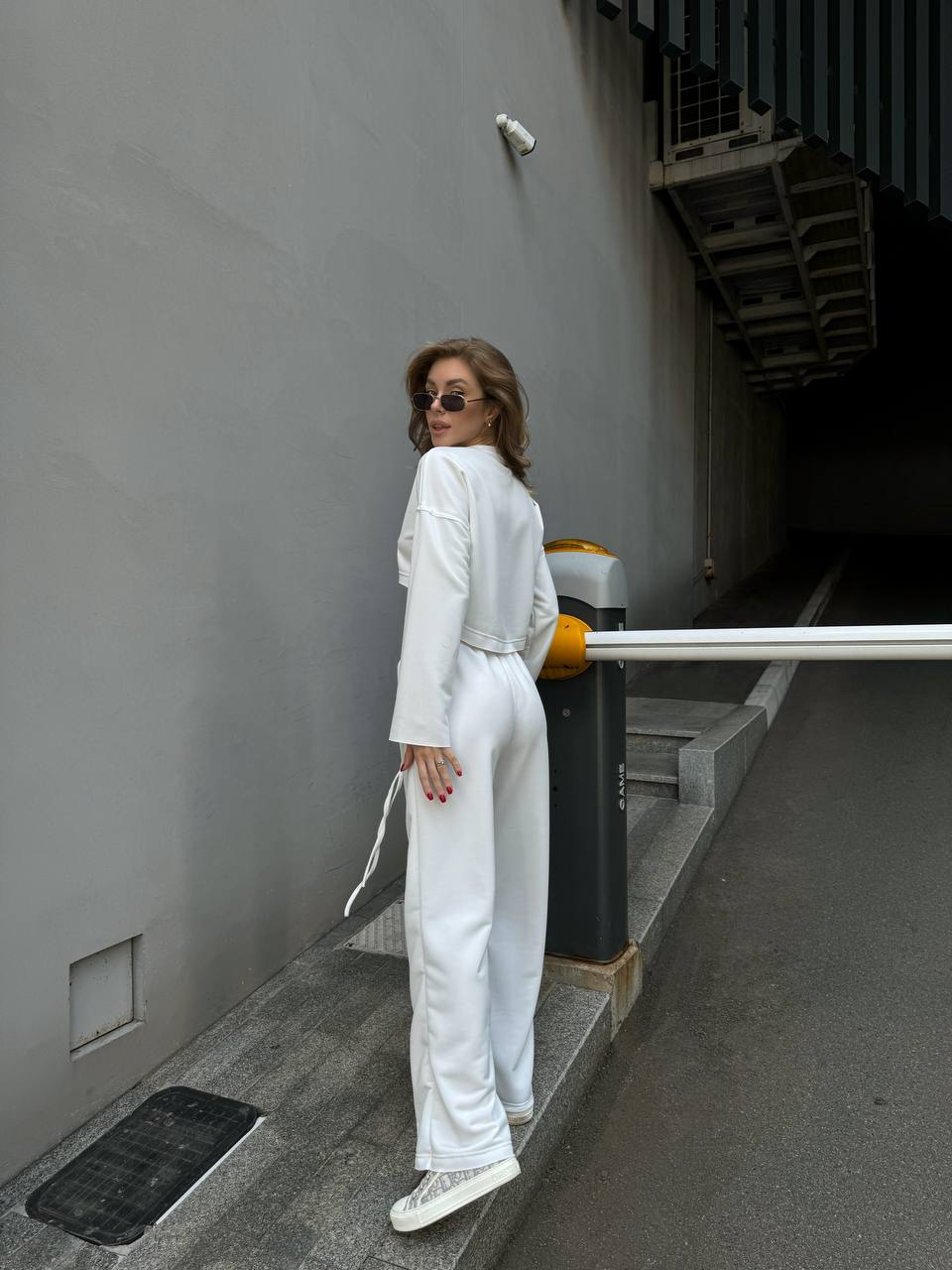 Жіночий прогулянковий костюм вільного крою молочного кольору 29355