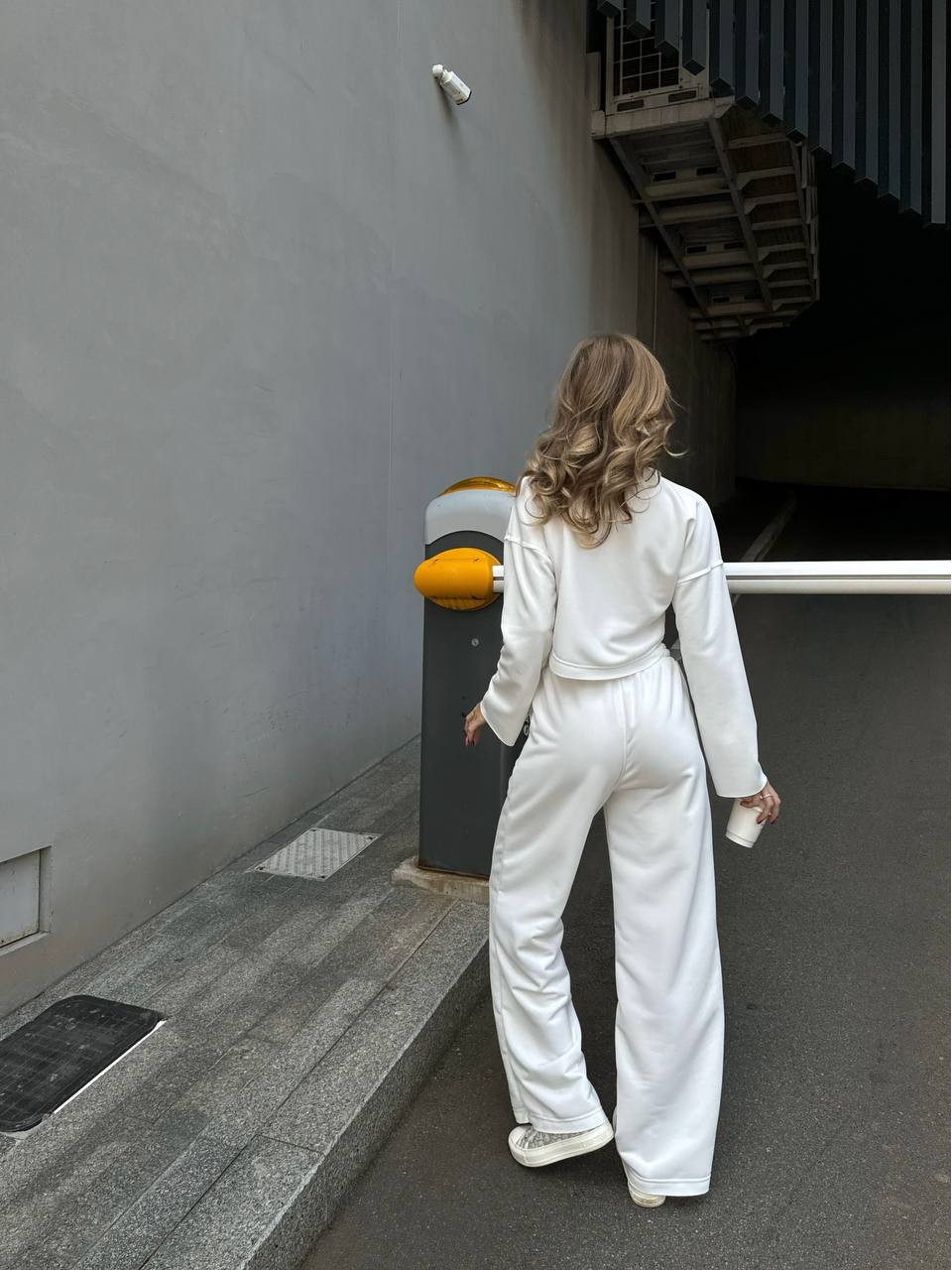 Жіночий прогулянковий костюм вільного крою молочного кольору 29355