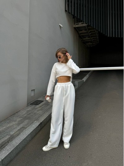 Женский прогулочны костюм свободного кроя молочного цвета 29355