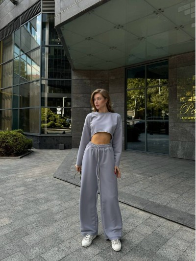 Женский прогулочны костюм свободного кроя серого цвета 29353