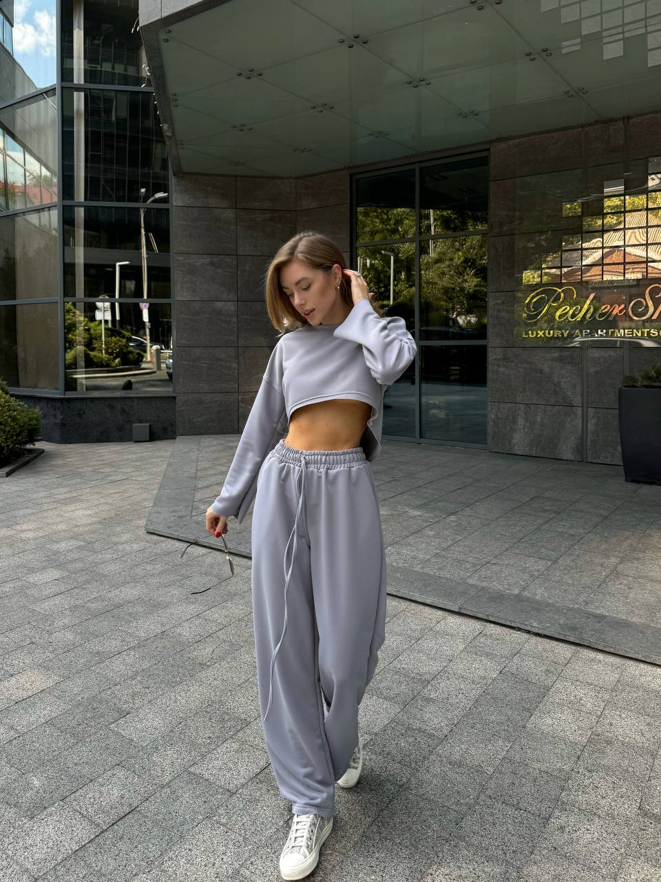 Женский прогулочны костюм свободного кроя серого цвета 29353