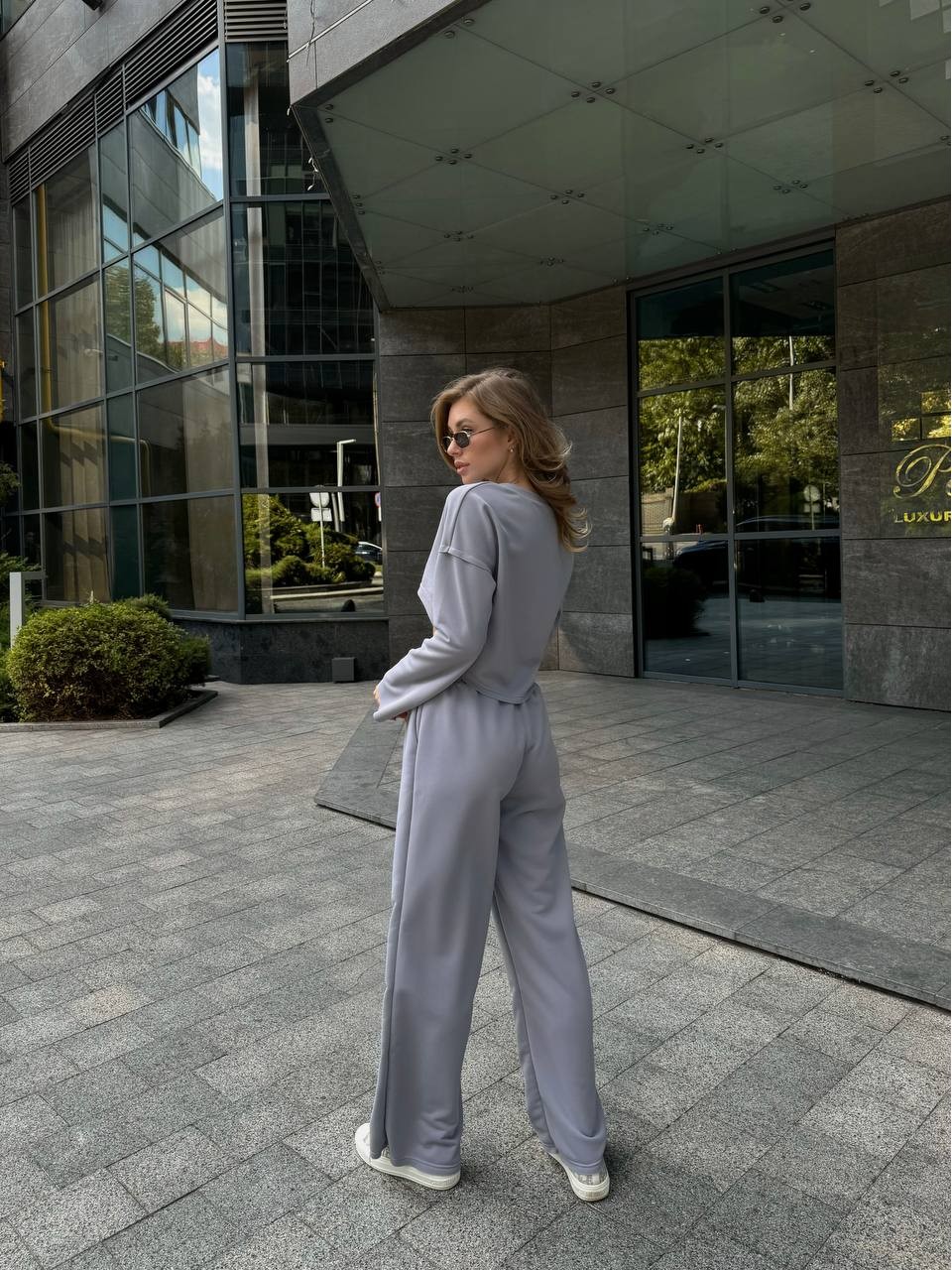 Женский прогулочны костюм свободного кроя серого цвета 29353