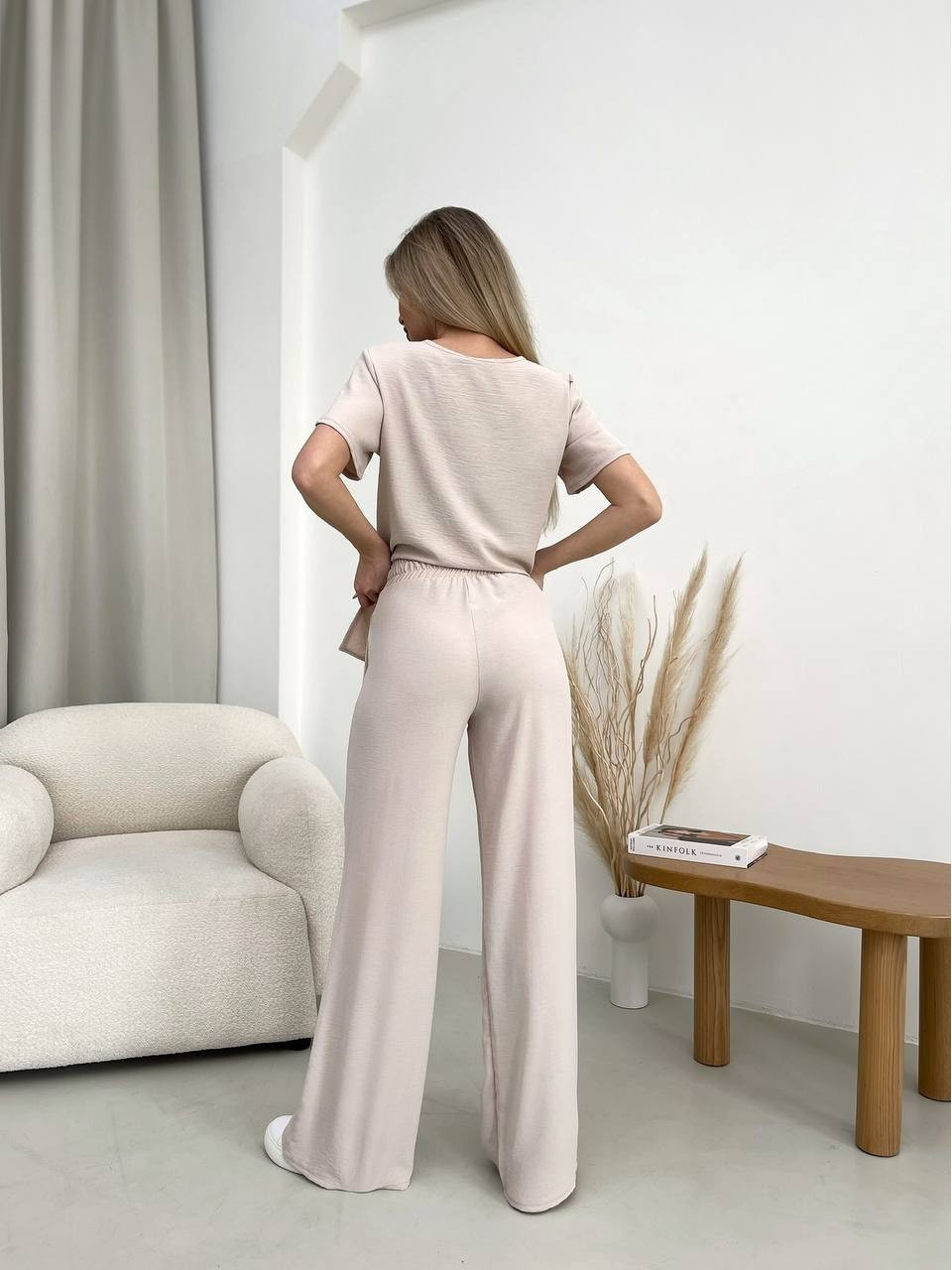 Женский прогулочный костюм бежевого цвета 32027