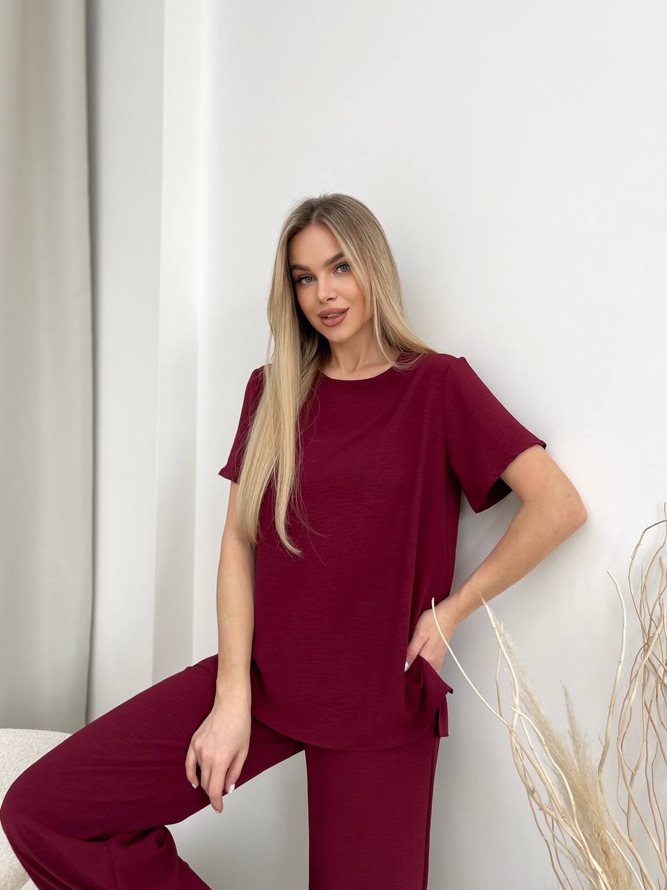 Женский прогулочный костюм бордового цвета 32036