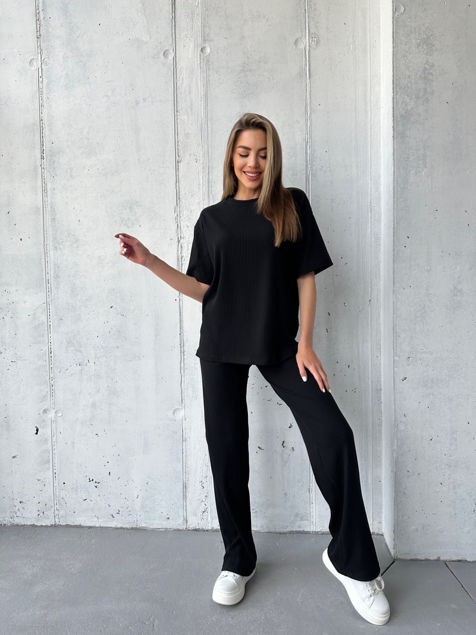 Жіночий прогулянковий костюм чорного кольору 33001