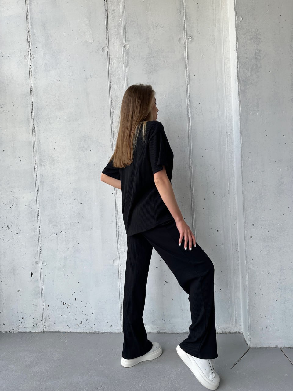 Жіночий прогулянковий костюм чорного кольору 33001