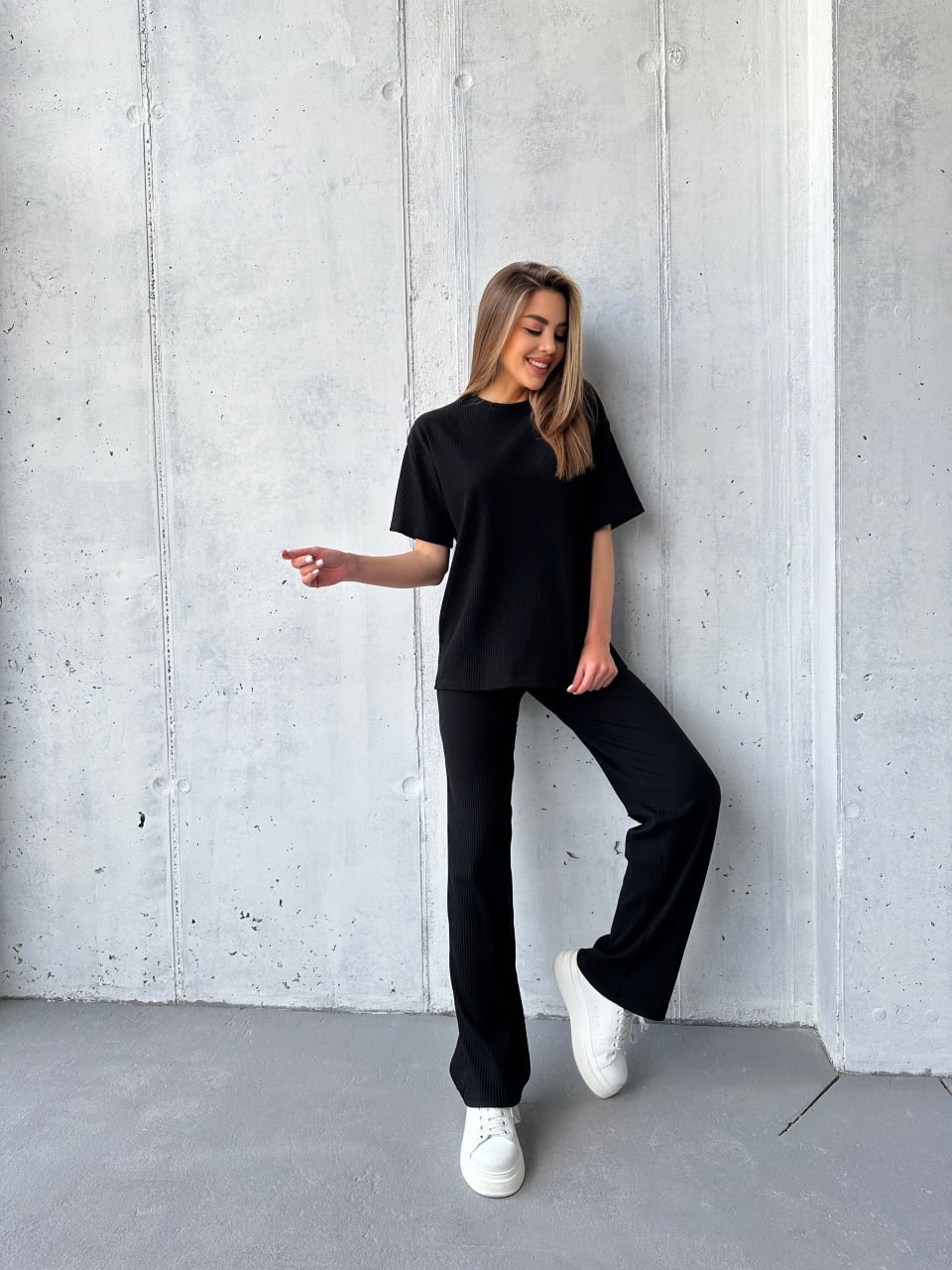 Жіночий прогулянковий костюм чорного кольору 33001