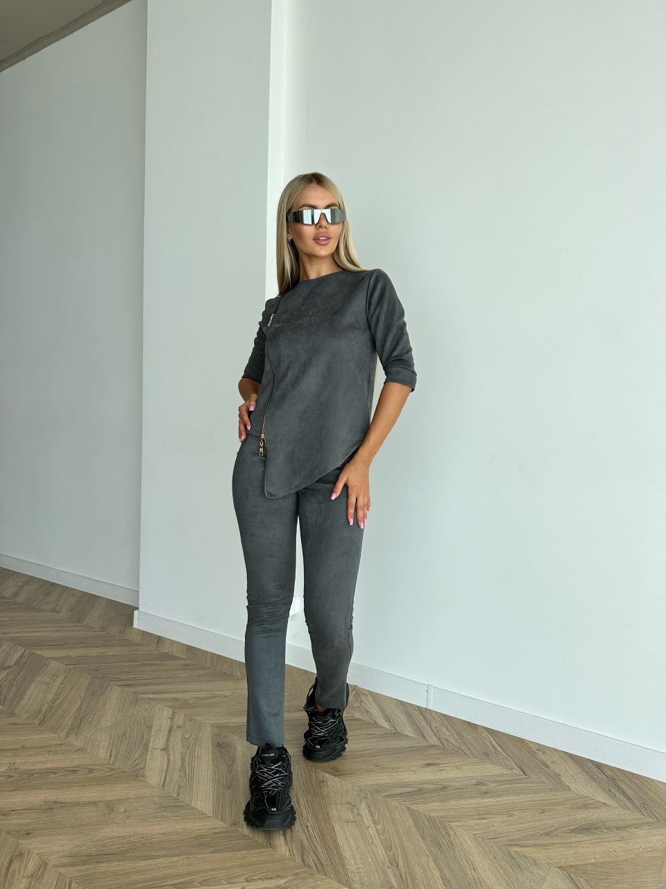 Жіночий прогулянковий костюм графiтового кольору 26816