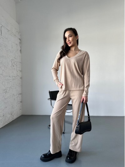 Жіночий прогулянковий костюм з трикотажу в рубчик бежевого кольору 31196