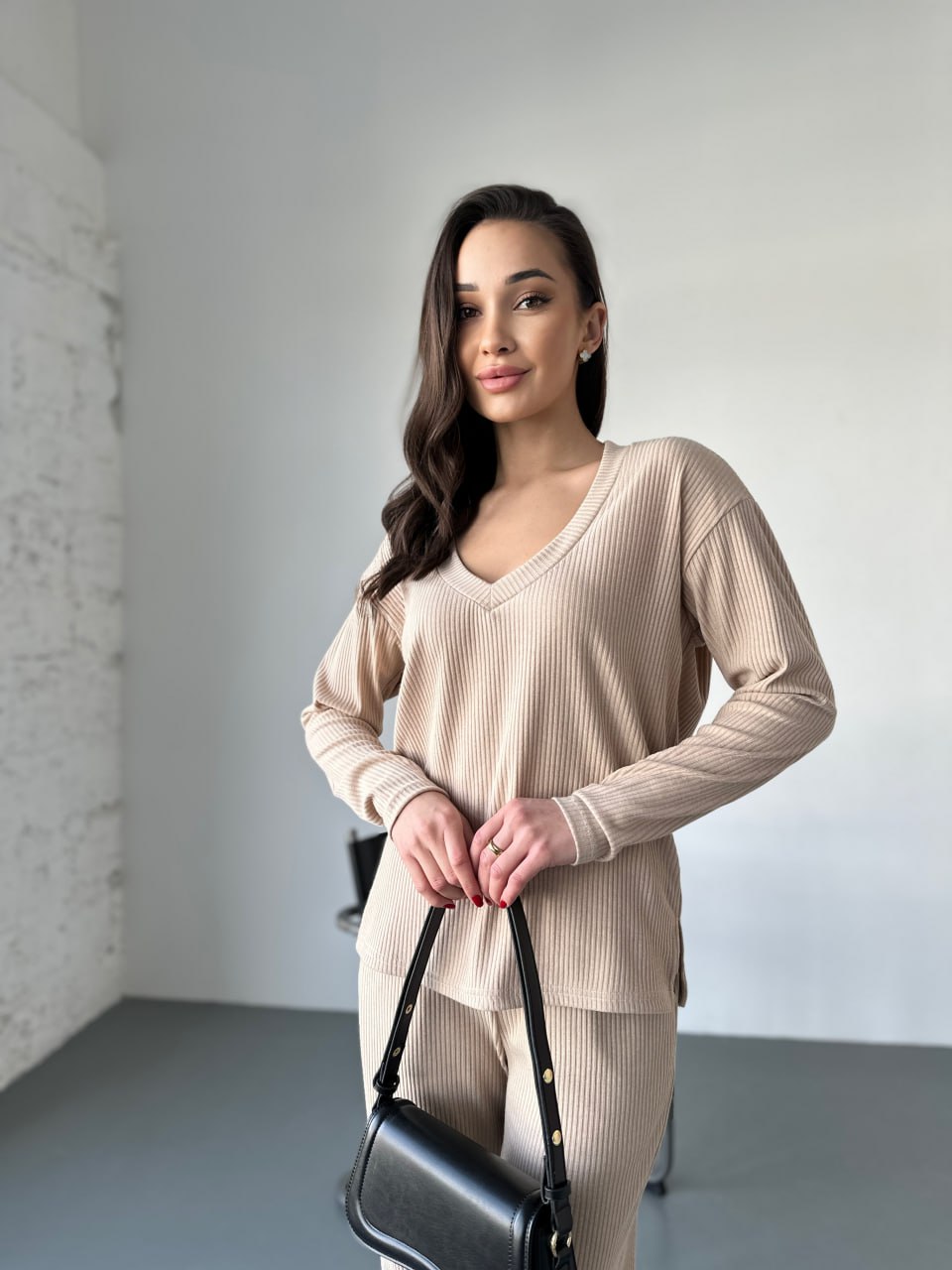 Жіночий прогулянковий костюм з трикотажу в рубчик бежевого кольору 31196