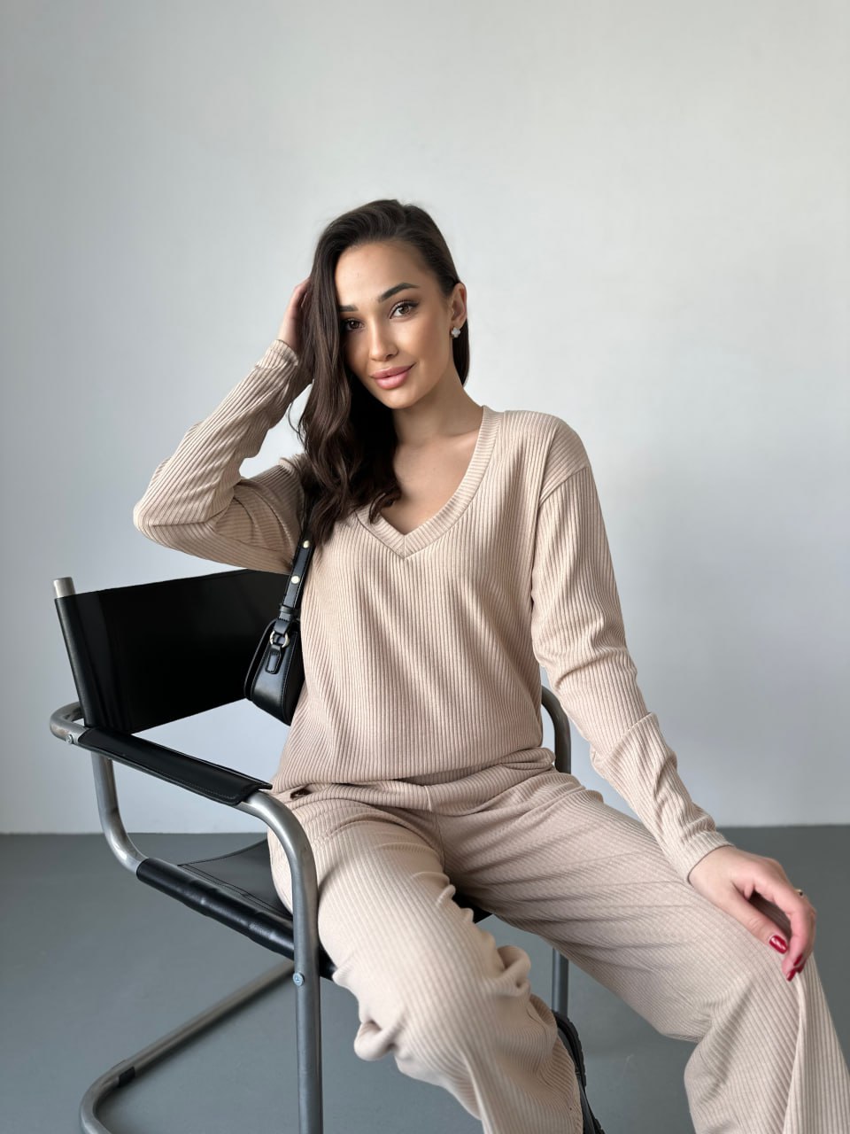 Жіночий прогулянковий костюм з трикотажу в рубчик бежевого кольору 31196