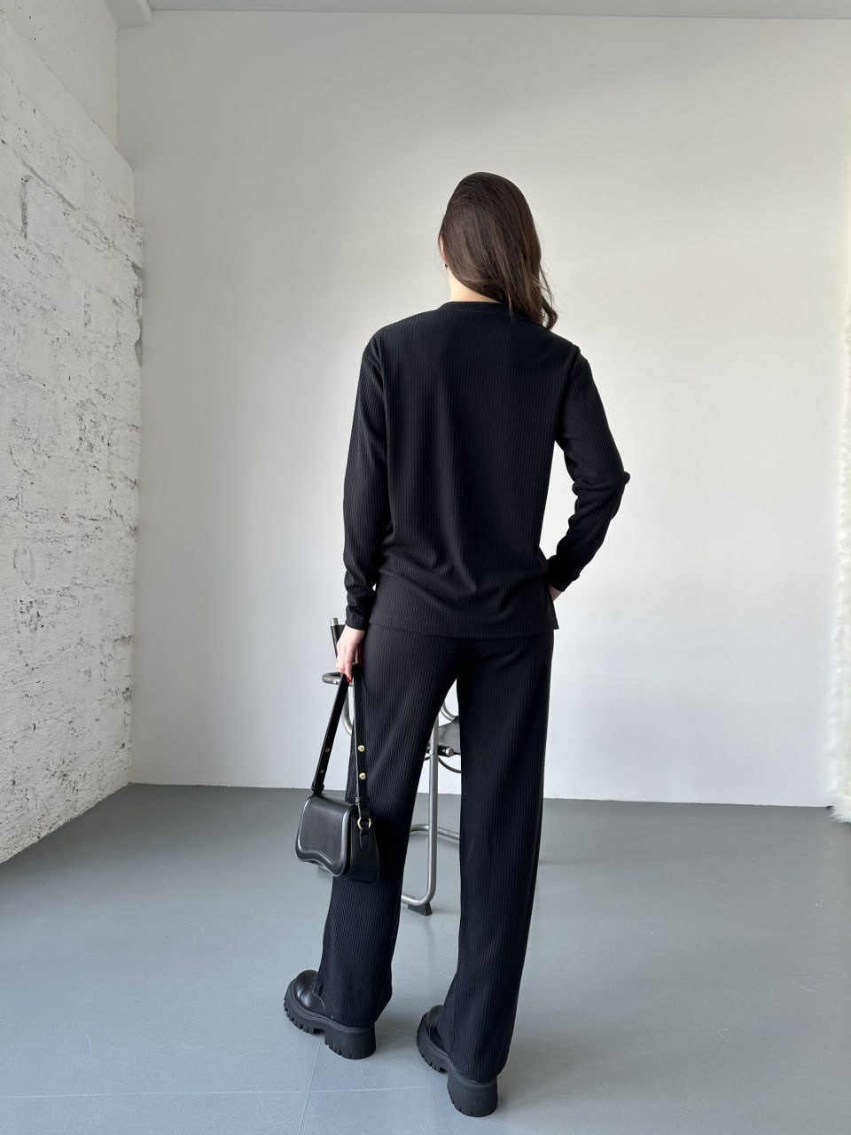 Жіночий прогулянковий костюм з трикотажу в рубчик чорного кольору 31198