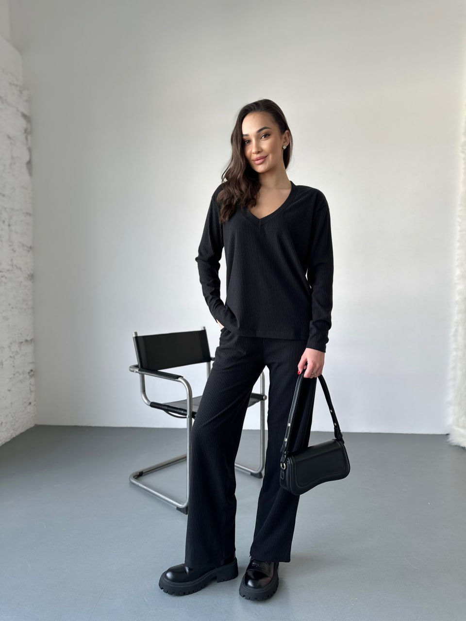 Жіночий прогулянковий костюм з трикотажу в рубчик чорного кольору 31198