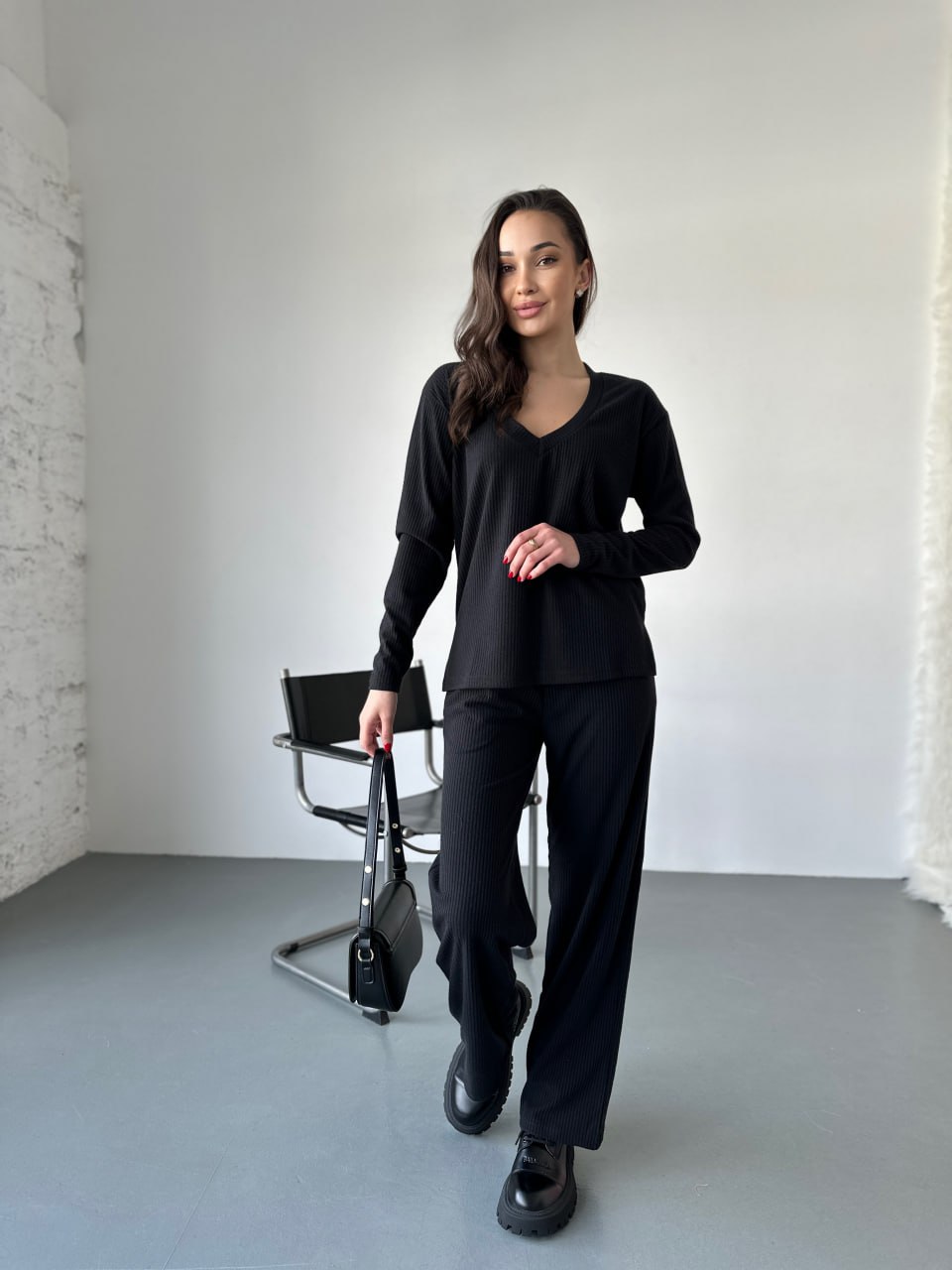 Жіночий прогулянковий костюм з трикотажу в рубчик чорного кольору 31198
