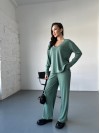 Жіночий прогулянковий костюм з трикотажу в рубчик фiсташкового кольору 31199