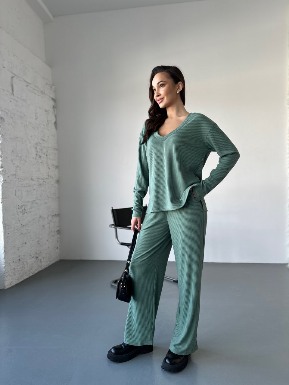 Жіночий прогулянковий костюм з трикотажу в рубчик фiсташкового кольору 31199