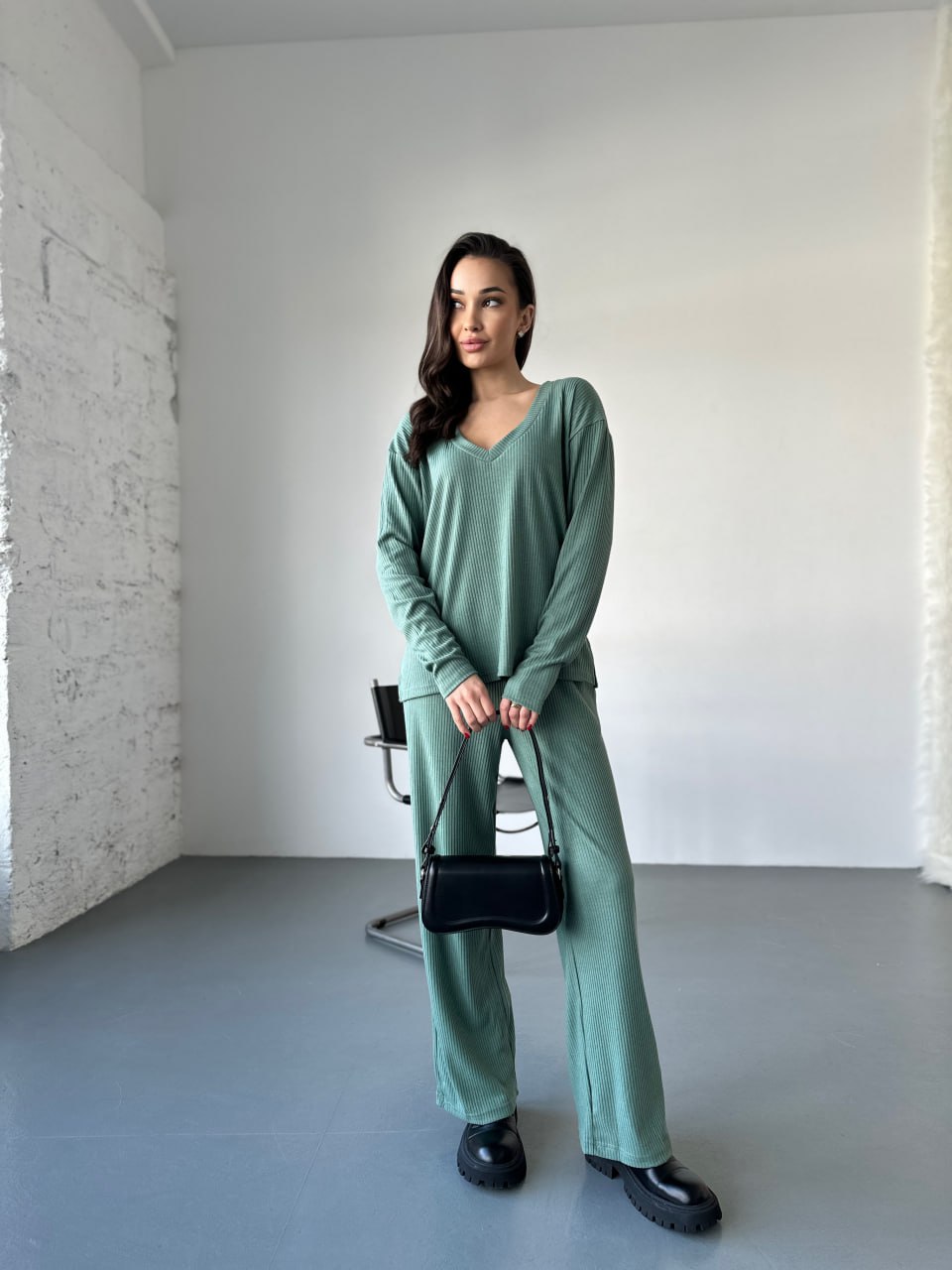 Жіночий прогулянковий костюм з трикотажу в рубчик фiсташкового кольору 31199