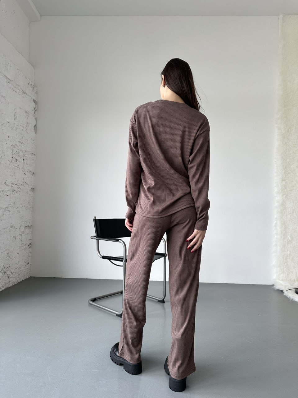 Жіночий прогулянковий костюм з трикотажу в рубчик кавового кольору 31197