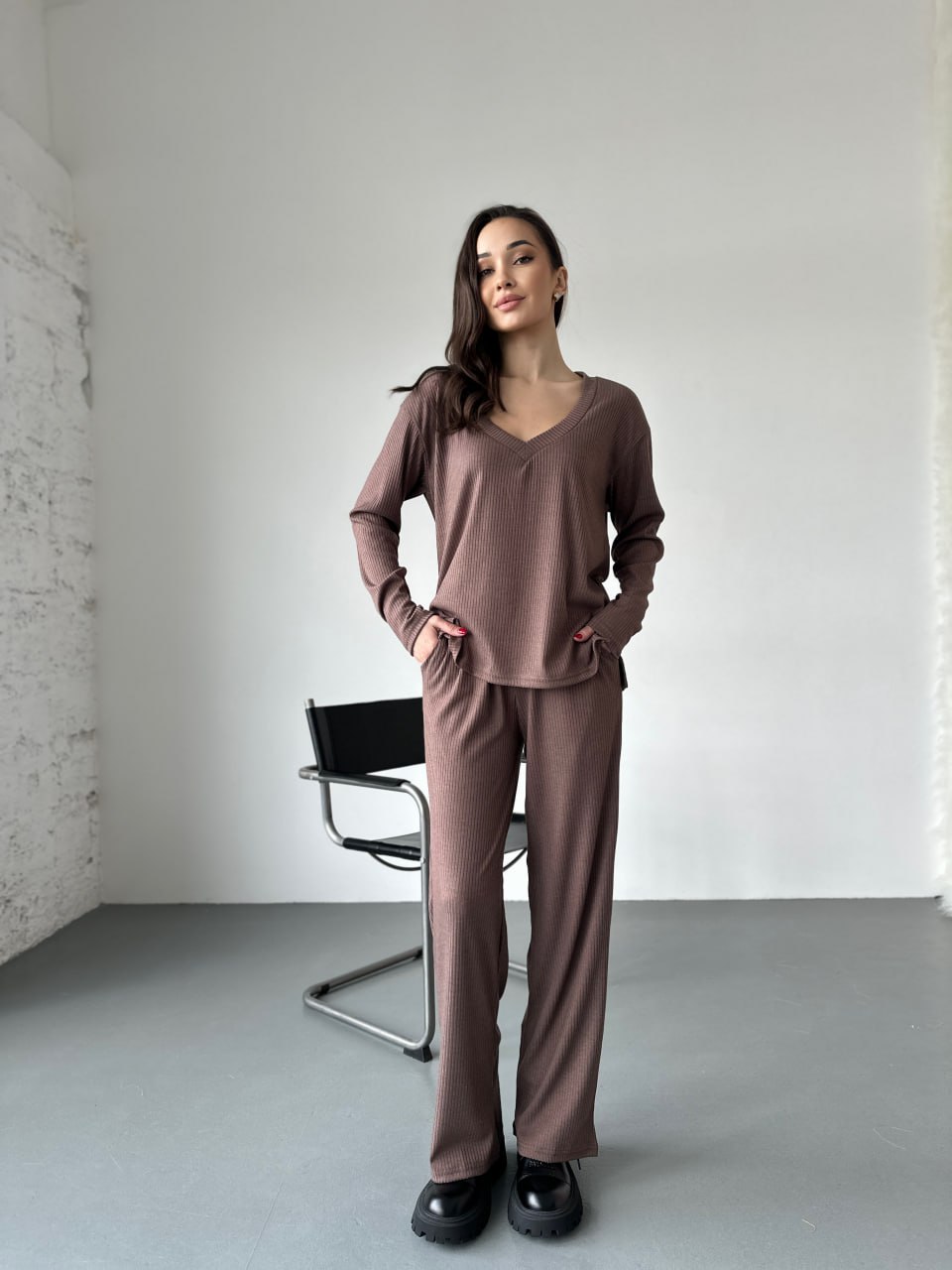 Жіночий прогулянковий костюм з трикотажу в рубчик кавового кольору 31197