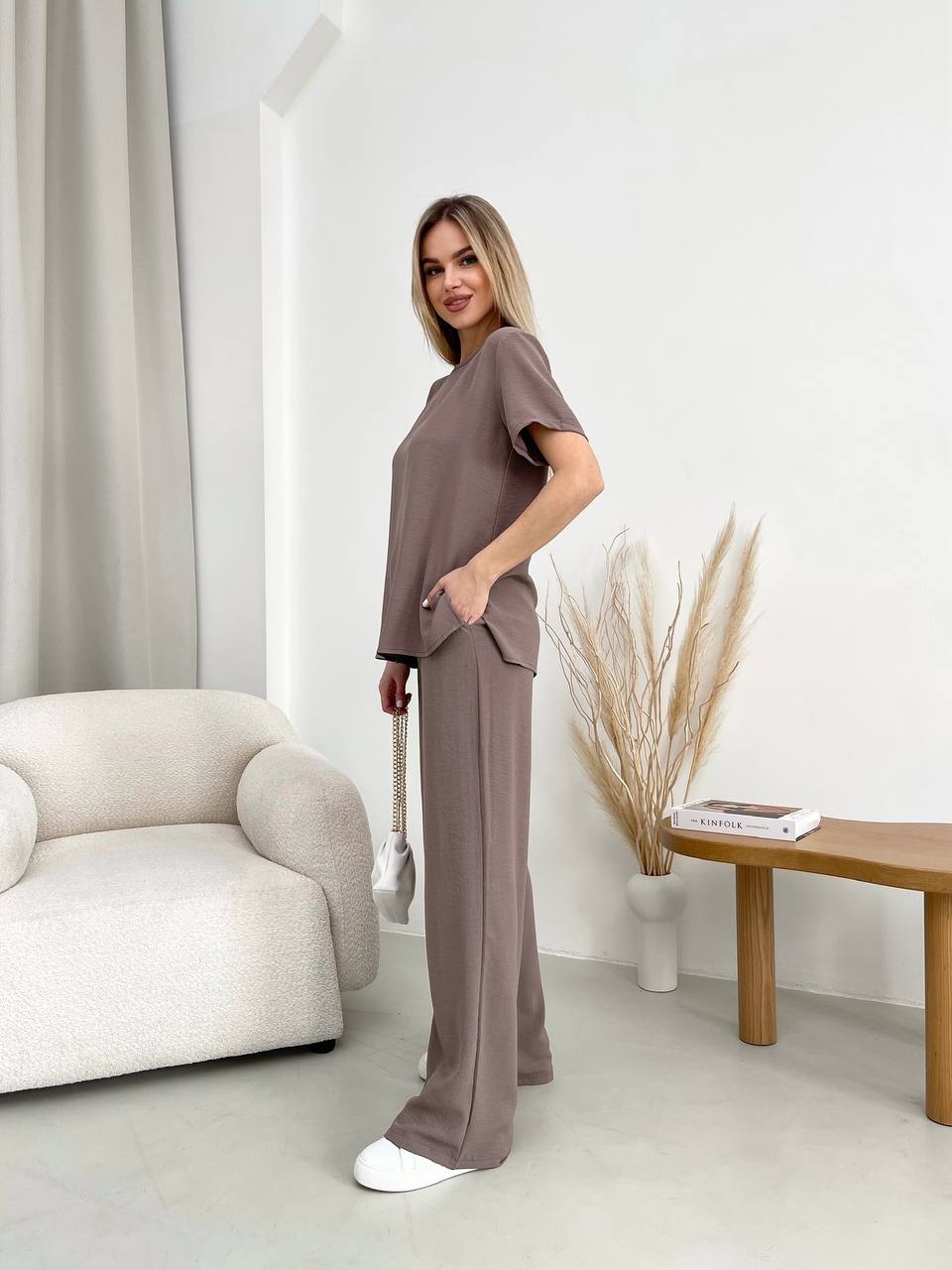 Женский прогулочный костюм кофейного цвета 32030