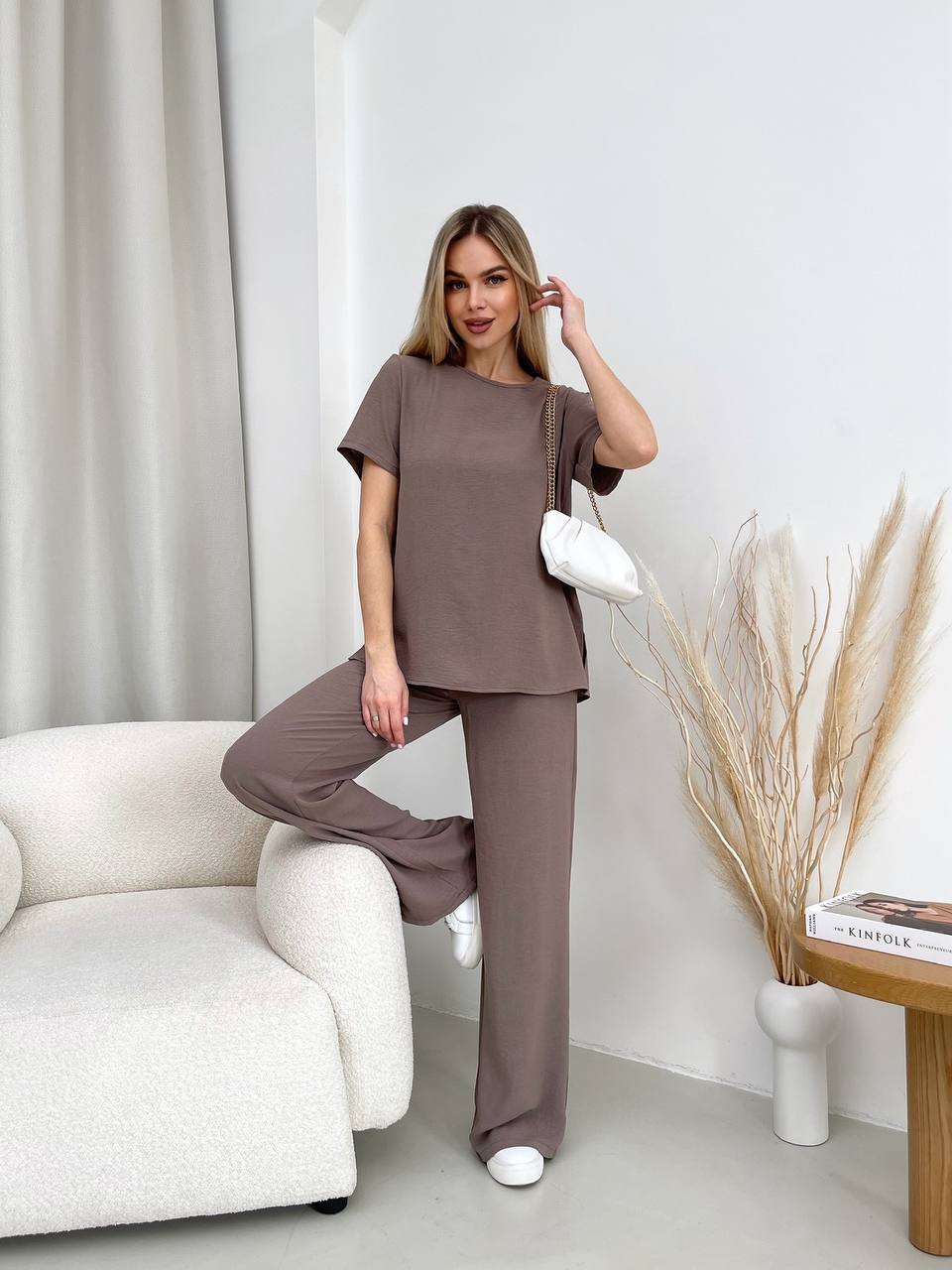 Женский прогулочный костюм кофейного цвета 32030