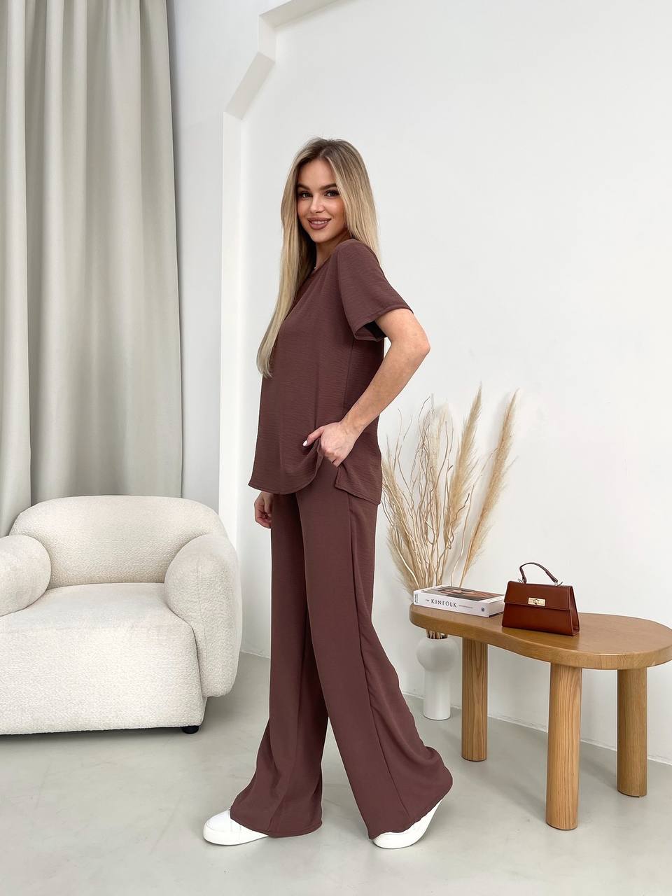 Женский прогулочный костюм коричневого цвета 32038