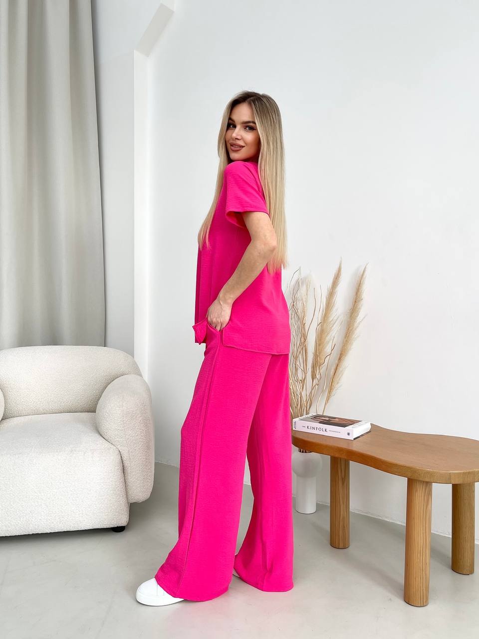 Женский прогулочный костюм малинового цвета 32028