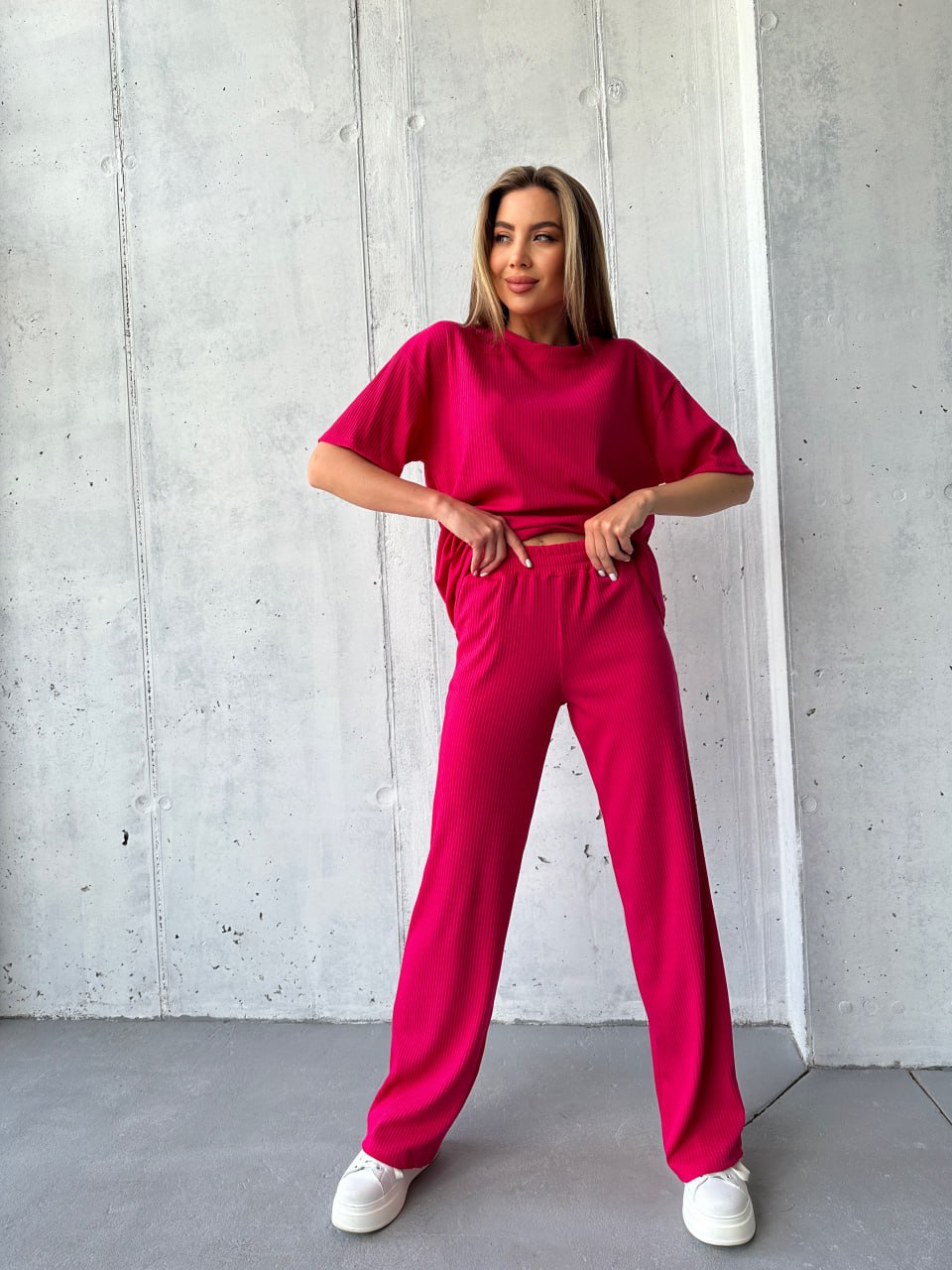 Жіночий прогулянковий костюм малинового кольору 33002