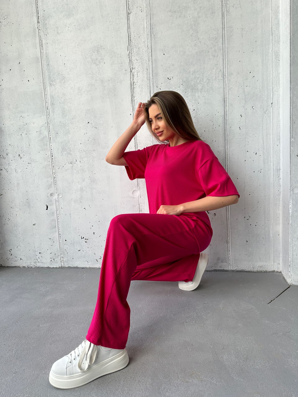 Жіночий прогулянковий костюм малинового кольору 33002