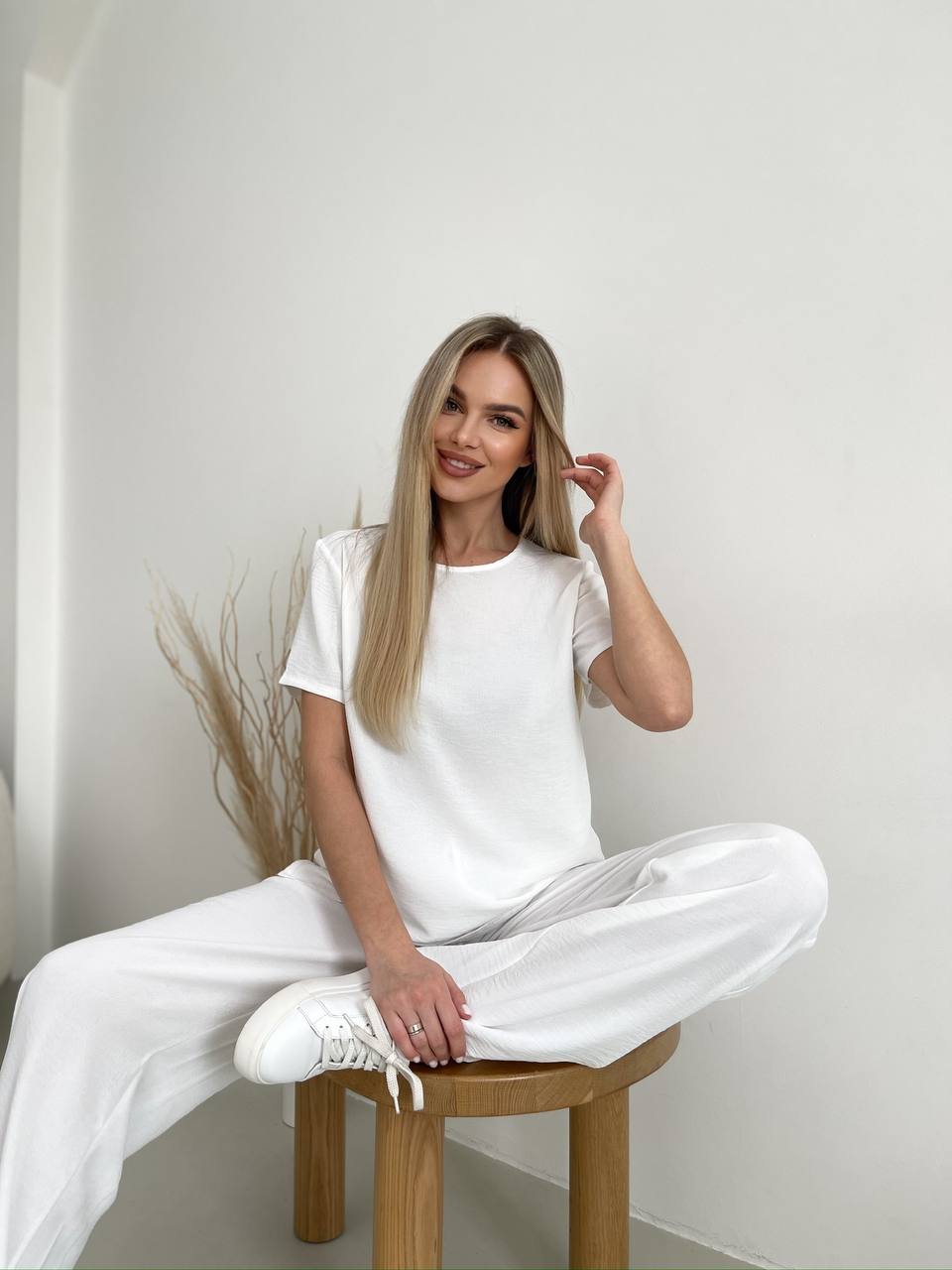 Женский прогулочный костюм молочного цвета 32024