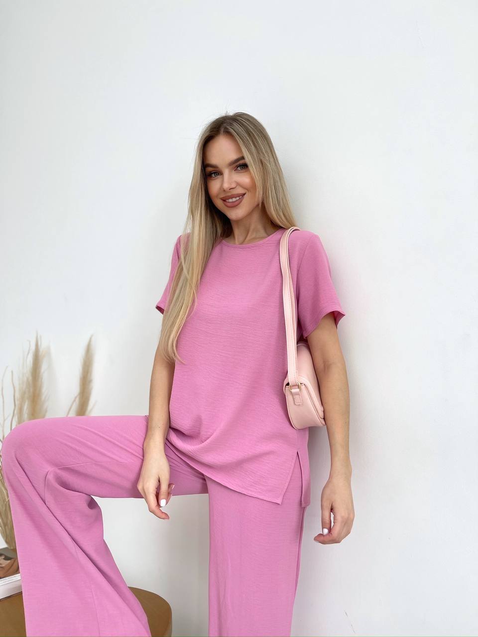 Женский прогулочный костюм розового цвета 32033