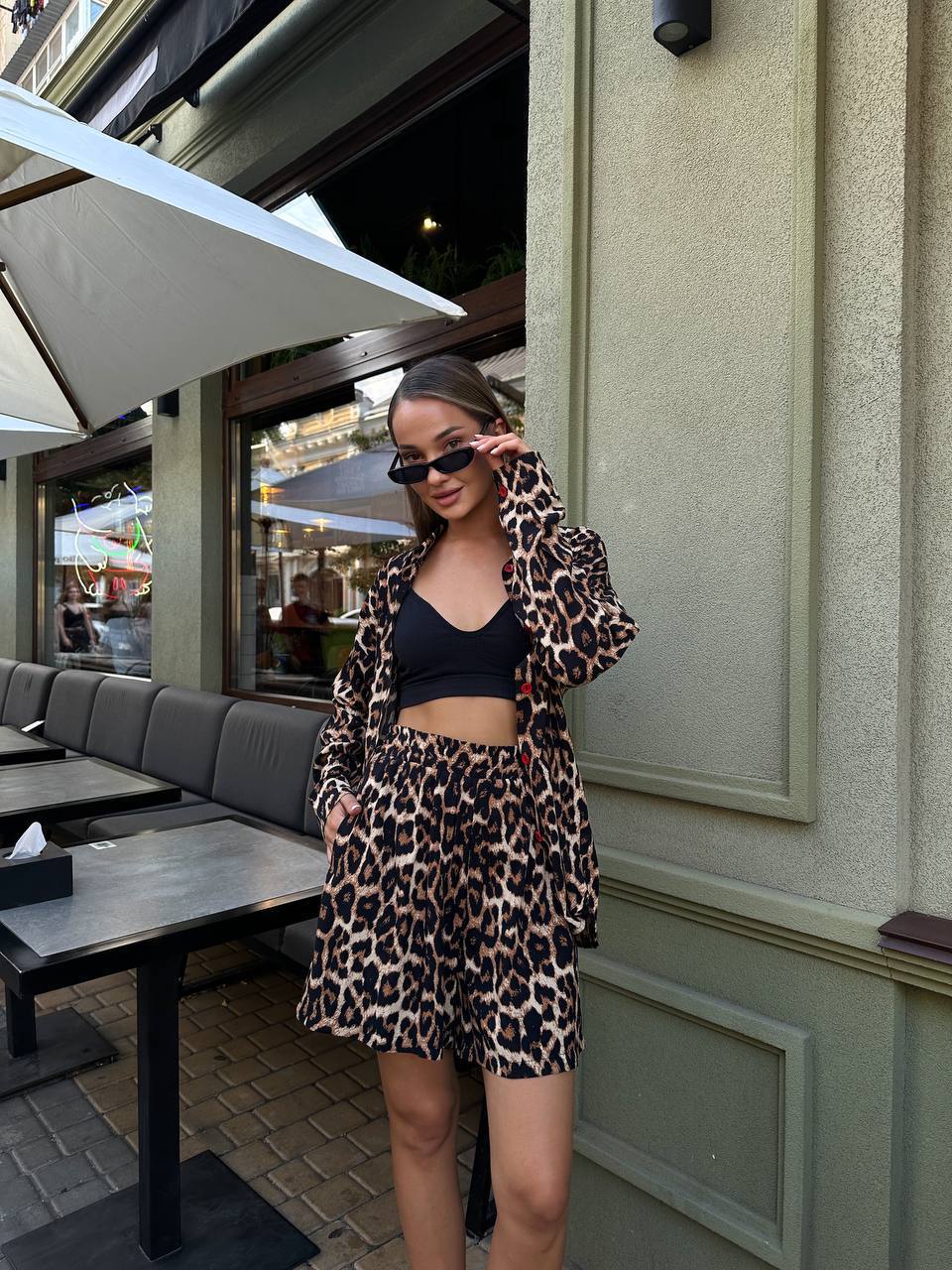 Жіночий костюм з шортами леопард коричневого кольору 32939