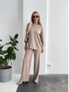 Женский прогулочный костюм свободного кроя бежевого цвета 29211