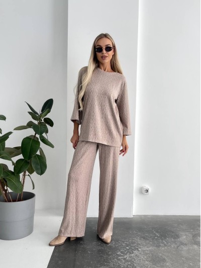 Женский прогулочный костюм свободного кроя бежевого цвета 29211