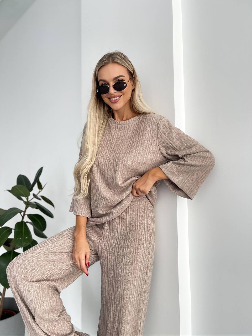 Женский прогулочный костюм свободного кроя бежевого цвета 29211