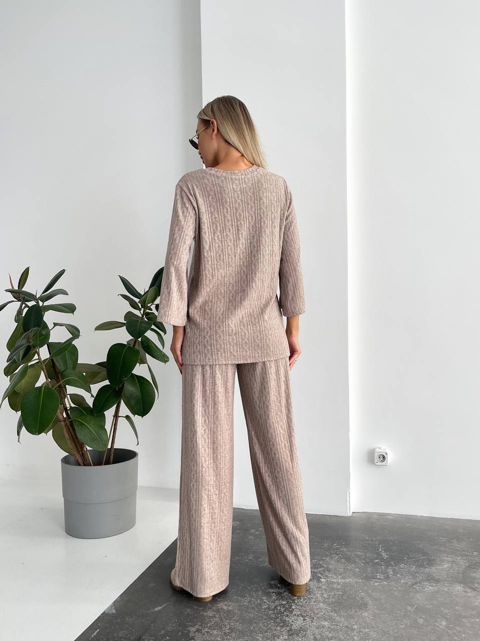 Женский прогулочный костюм свободного кроя бежевого цвета 29211