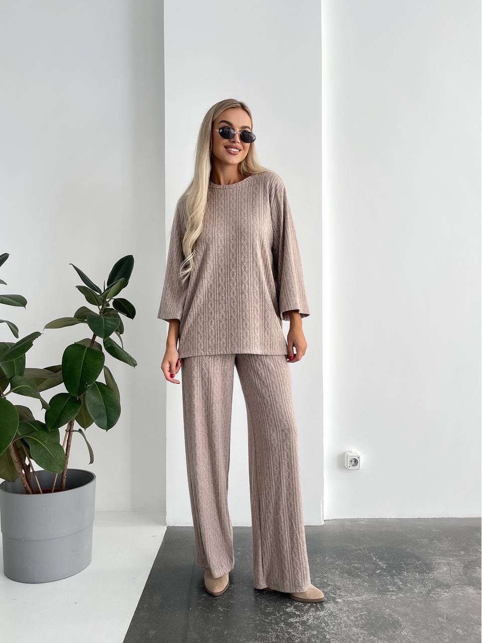 Женский прогулочный костюм свободного кроя бежевого цвета 29211
