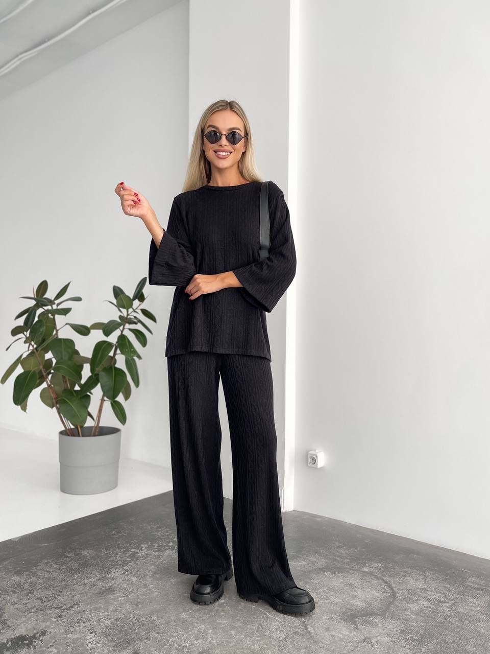 Женский прогулочный костюм свободного кроя черного цвета 29210