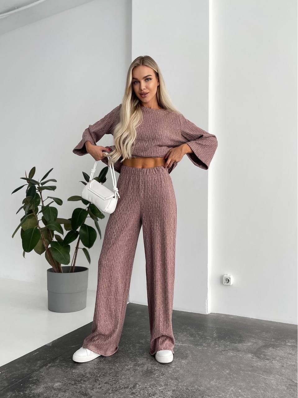 Женский прогулочный костюм свободного кроя кофейного цвета 29208