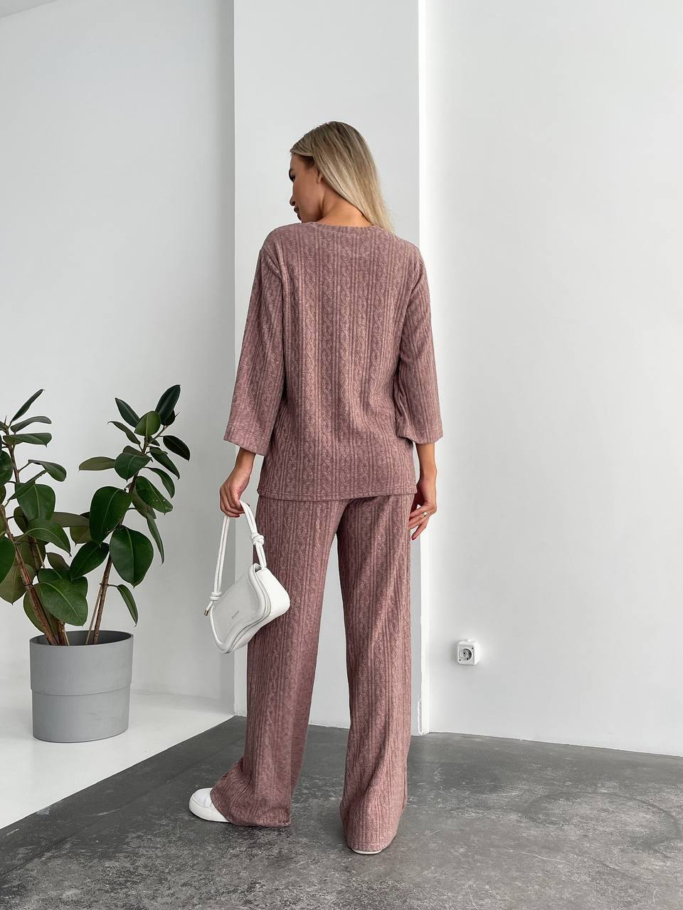 Женский прогулочный костюм свободного кроя кофейного цвета 29208