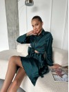 Жіночий шовковий костюм спідниця на запах+сорочка смарагдового кольору 32931