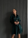 Жіночий шовковий костюм спідниця на запах+сорочка смарагдового кольору 32931