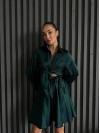 Жіночий шовковий костюм спідниця на запах+сорочка смарагдового кольору 32931