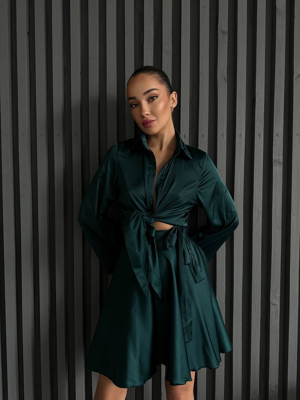 Жіночий шовковий костюм спідниця на запах+сорочка смарагдового кольору 32931